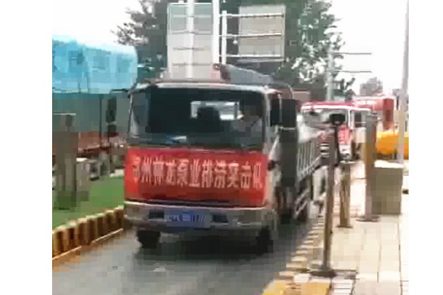 我公司新組織的搶險(xiǎn)排澇設(shè)備及人員，出發(fā)馳援焦作災(zāi)區(qū)，兄弟們辛苦了，加油！