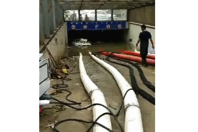 二環(huán)支路沙口路，山東消防兩臺(tái)，我們?nèi)_(tái)潛水泵同時(shí)運(yùn)行，一切正常了